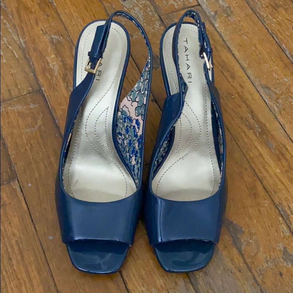 Tahari patent leather blue slings